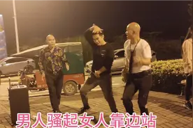 终于见到网红光头哥本人了，想不到舞姿这么妖娆我服了。视频封面