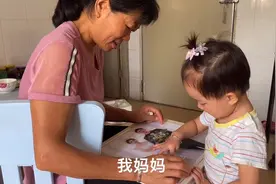 两岁宝宝翻出爸妈结婚照，见证父母的幸福时刻，最后她却害羞了视频封面