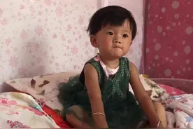 爸爸与爸的区别，大早上起床这父女俩就玩开了