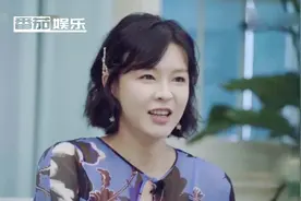 可和陈意涵做闺蜜！40岁李艾挺9个月孕肚游泳，肤白长腿保养好视频封面