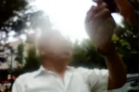 太过分！六旬男子不服从交警管理，竟拳袭女警！视频封面