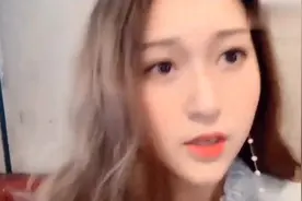 为什么男生走路的时候总喜欢捏女朋友的脸啊？这也太甜了！视频封面