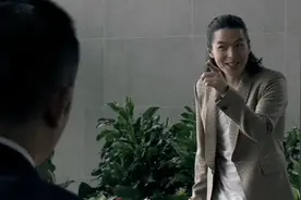托尼去应聘被瞧不起，在公司也被陷害，没想到他妈妈竟是董事长视频封面