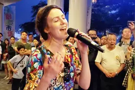 旺角罗文歌曲团，尖沙咀码头演出，英国旅客上场客串表演惊艳全场视频封面