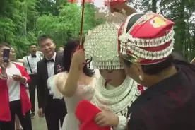 贵州一帅哥结婚，新娘是个苗妹子，下车后重新穿衣打扮，真漂亮视频封面