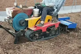 农业种植卖了台多功能拖拉机，200一天请了个师傅感觉操作不熟练视频封面