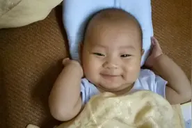 奶奶把四个月的小宝宝用被子包着捆起来干嘛？好好玩！视频封面