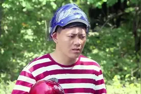 小伙和女友骑摩托约会，不料女友老爸截路，小伙太实诚惹怒女友视频封面
