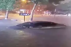 长春暴雨冰雹袭城！车如行船 有人公交站触电身亡