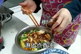 大姐做了一盆酸辣手撖宽面，好吃不怕胖。看看做法有啥不同？视频封面