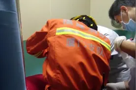 尴尬！男子用矿泉水瓶小便被卡 无奈求助消防员视频封面