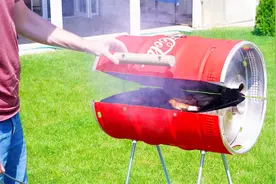 小伙用铁桶改装一个烧烤架，简单实用值得一试视频封面