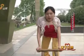 靠板凳行走的袖珍女孩，板凳妈妈的快乐人生