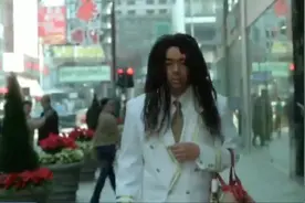 梁咏琪给了刘青云一沓钱说100块钱转一圈，于是就转起来了！视频封面