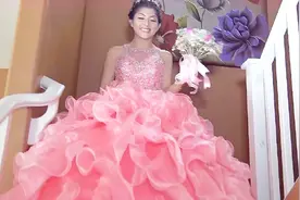 国外女孩穿上粉色婚纱，简直太美了，好羡慕