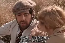 两人来到草丛中约会，两人躺在草地上，真是有情调！视频封面