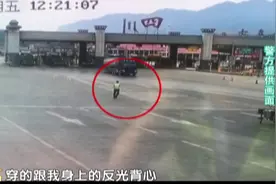 摩托车违法上高速 民警“教科书式”执法视频封面