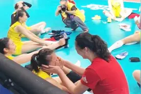 龚翔宇赛后痛哭流涕！惠若琪亲自上场安慰，终于明白郎平的用意视频封面