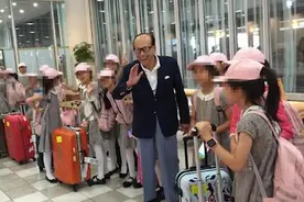 带着李嘉诚的爱心，这群“小白鸽”飞进虹桥镇敬老院视频封面