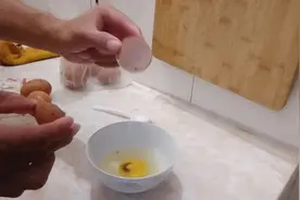 小哥买了20天的鸡蛋一直没吃，外壳都发霉了，扔了可惜，能吃吗视频封面