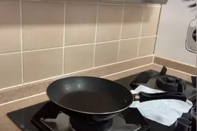 炒茶+奶=奶茶。哇哈哈，第一次DIY，还不错哦。