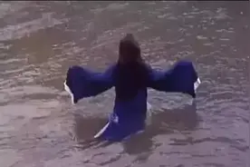 山村老尸＃蓝色衣服女鬼是多少人的童年阴影，别进来，我怕吓到你