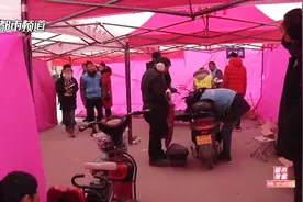 郑州一男子电动车上牌被拒，很纳闷：一样的车为啥黄牌都不给？视频封面