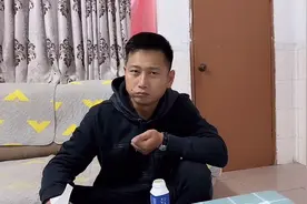 无意拍到这1米8大帅哥，在家肆意的放屁，形象全毁了哈哈