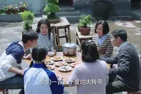 父亲饭桌调侃儿子：恋爱三年！这时间一个仗都能打完了！视频封面