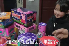 和女儿一起拆神奇百宝箱，小产品烟花玩具，猜猜会有惊喜吗？视频封面
