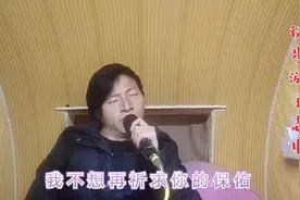 流浪汉被困武汉桥底，唱首《想念妈妈》表达对父亲的思念视频封面