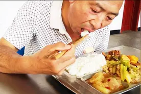 实拍安徽淮北月薪7000的矿工，吃6块钱的盒饭，米饭管饱很满足视频封面
