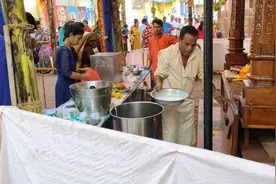 实拍印度教祭祀活动，寺庙倒掉大量鲜花牛奶，旁边乞丐饿着肚子