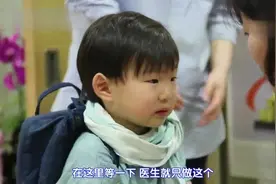 哈尼自己打针疼的哇哇大哭，万岁坐在旁边观看，吓得喘粗气视频封面