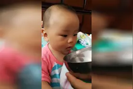 喜欢用碗喝水的宝宝，不喜欢用水杯喝水视频封面