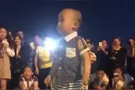 孩子这么多人都在围着你转视频封面