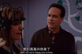 老爸帮岳母收拾行李，结果不小心亲到她，老爸尴尬到路都不会走视频封面