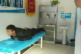 老公腰疼医生让回家锻炼“小燕飞”姿势太搞笑，腰疼可以这样练视频封面