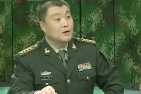 中国的99式坦克和德国豹-2比拼的话，谁更厉害？听房兵解读！