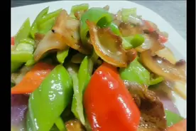 粤菜大厨教你炒青椒五花肉，搭配好看、色香味俱全。看着就溜口水