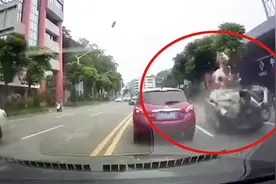 广东一轿车逆行连撞6辆车 电动车被撞飞上天 记录仪拍下惊险瞬间视频封面