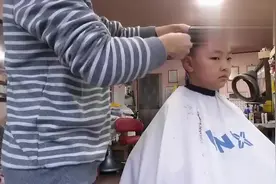 小帅哥也追逐潮流剪了个背头，两边剃光光，看着超有型视频封面