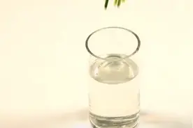 花放在瓶子里总会倒，这里有三个固定瓶口的小妙招视频封面