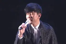 林俊杰演唱会中透露自己不婚的原因，粉丝听到后纷纷表示不能接受