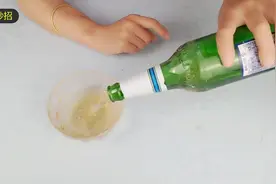 喝剩下的啤酒加上白醋，洗发时加上些，头发乌黑更飘顺视频封面