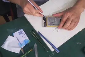 手机能修吗？小伙手机换完屏幕自动无限开关机，到底是什么原因？视频封面