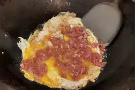 娘俩早餐简简单单一碗鸡蛋瘦肉面，做法简单粗暴，出锅营养美味