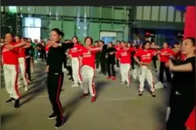 汉正街最有排面的广场舞大军 700人 全面霸占云尚国际广场视频封面