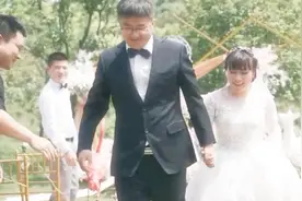 1米8小伙结婚，新娘才1米6，身高相差太大了视频封面