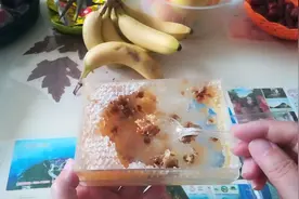 孩子给我们买了带蜂房的蜂蜜，里面出现这种小东西，它能吃吗视频封面